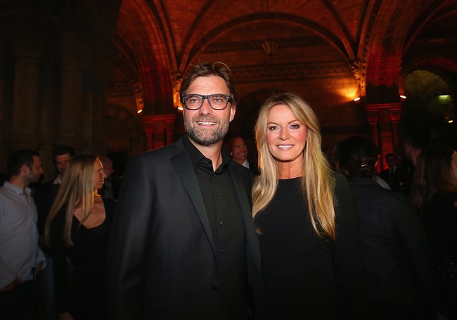 Jurgen Klopp baru-baru ini mengakui bahwa istrinya adalah sosok terpenting dalam kariernya. Wanita bernama Ulla Sandrock tersebut dikatakan menjadi salah satu faktor yang membuatnya memutuskan untuk menandatangani kontrak jadi manajer Liverpool.Foto: Getty Images