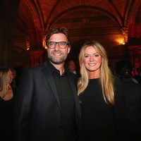 Jurgen Klopp baru-baru ini mengakui bahwa istrinya adalah sosok terpenting dalam kariernya. Wanita bernama Ulla Sandrock tersebut dikatakan menjadi salah satu faktor yang membuatnya memutuskan untuk menandatangani kontrak jadi manajer Liverpool.Foto: Getty Images