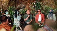 Menteri Koperasi & UKM Teten Masduki bersama Natasha Clairine sebagai Founder Rumah Atsiri Indonesia, Leonard Theosabrata selaku Komisaris PT Sarinah, Raden Prisya yang merupakan Mindfulness & Well Being Coach, beserta Andien Aisyah, Healthy Lifestyle Enthusiast & Public Figure meresmikan secara langsung Atsiri diSarinah, pada Kamis (2/6).
