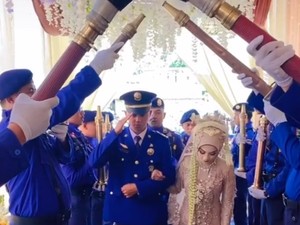 Viral Pernikahan Petugas Damkar Ini Jadi Bukti Cinta Tak Memandang Fisik