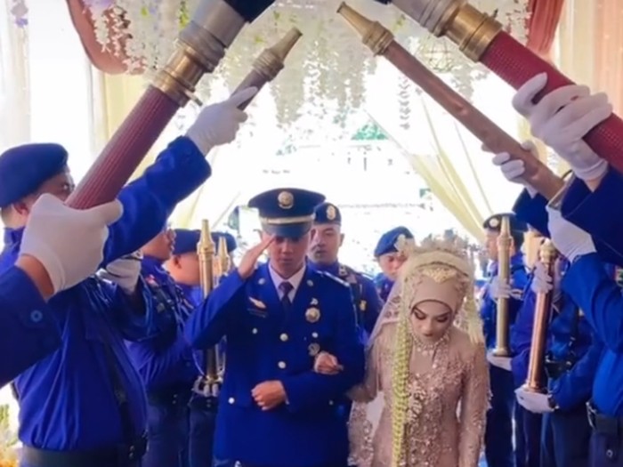 Video acara pernikahan viral di media sosial. Video acara pernikahan viral di media sosial.