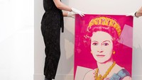 Lukisan Ratu Elizabeth II dilelang di Rumah Lelang Phillips pada 1 Juni 2022 di London, Inggris.  Foto: Getty Images/Dan Kitwood