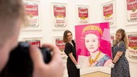 Potret Ratu Elizabeth II ini merupakan karya dari seniman pop art Andy Warhol.  Foto: Getty Images/Dan Kitwood