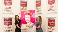 Lukisan ini dilelang bertepatan dengan perayaan platinum Ratu dan menjadi bagian dari seri Reigning Queens Warhol 1985.  Foto: Getty Images/Dan Kitwood