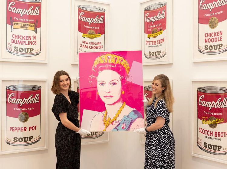 Wah! Lukisan Warhol tentang Ratu Elizabeth II Dilelang Rp 2,7 M