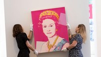 Staf galeri memperlihatkan lukisan yang bakal dilelang. Ini adalah salah satu dari 4 koleksi pribadi milik keluarga kerajaan Inggris yang prnah dibeli oleh Royal Collection pada 2012. Foto: Getty Images/Dan Kitwood