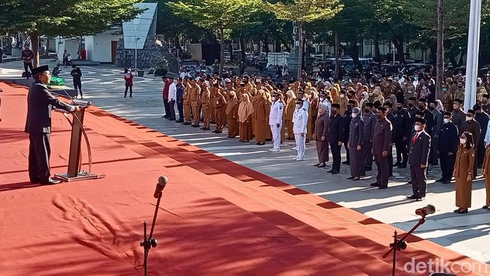 Wali Kota Makassar Moh Ramdhan Danny Pomanto melantik pejabat hasil mutasi.
