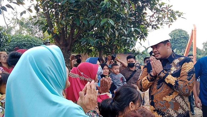 Wali Kota Medan Bobby Nasution saat meninjau lokasi perbaikan jalan di Medan Denai