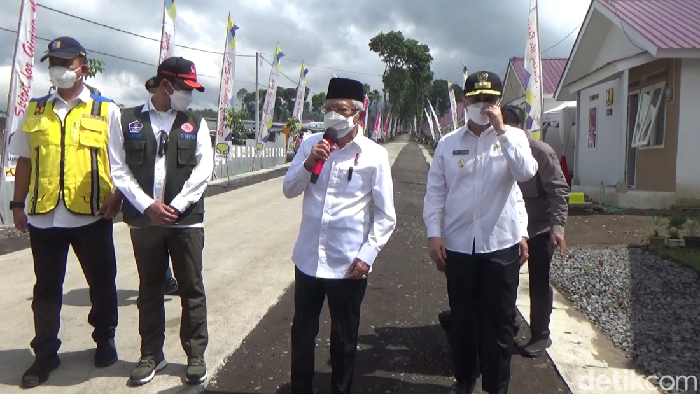 Wapres Maruf Amin saat meninjau hunian tetap relokasi penyintas erupsi Semeru di Lumajang