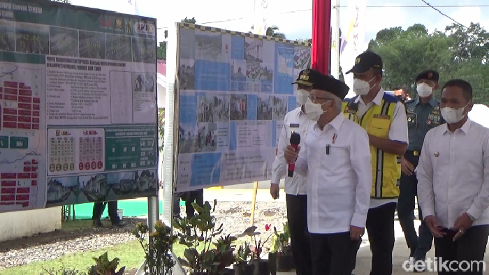 Wapres Maruf Amin saat meninjau hunian tetap relokasi penyintas erupsi Semeru di Lumajang