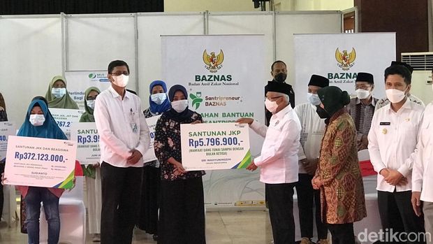 Wapres RI Ma'ruf Amin saat memberikan bansos secara langsung kepada warga MBR Surabaya.