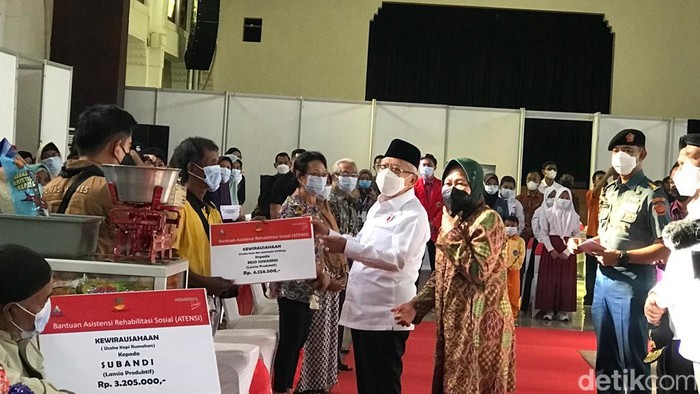 Wapres RI Maruf Amin saat memberikan bansos secara langsung kepada warga MBR Surabaya.