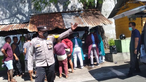 Warga di Banjar Dinas Dharma Yasa, Desa Tukadmungga, Buleleng, Bali, dibikin heboh oleh seorang perempuan yang melahirkan bayinya di pangkalan ojek setempat, Kamis (2/6/2022).