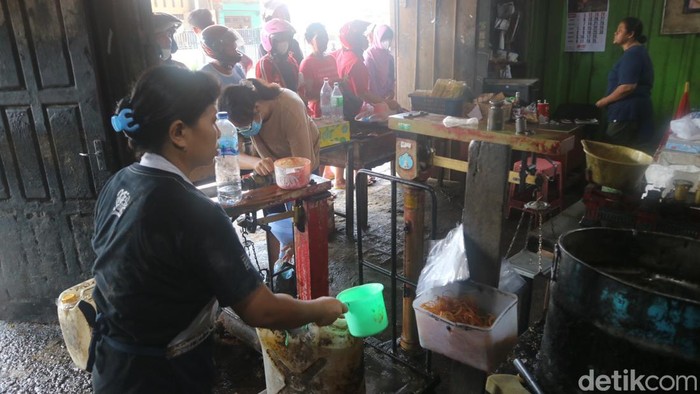 Warga mengantre mendapatkan minyak goreng curah di Pati, Kamis (2/6/2022).