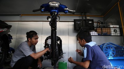 Warga Rusun Jatinegara Barat Diajari Perbengkelan dan Tune Up Motor