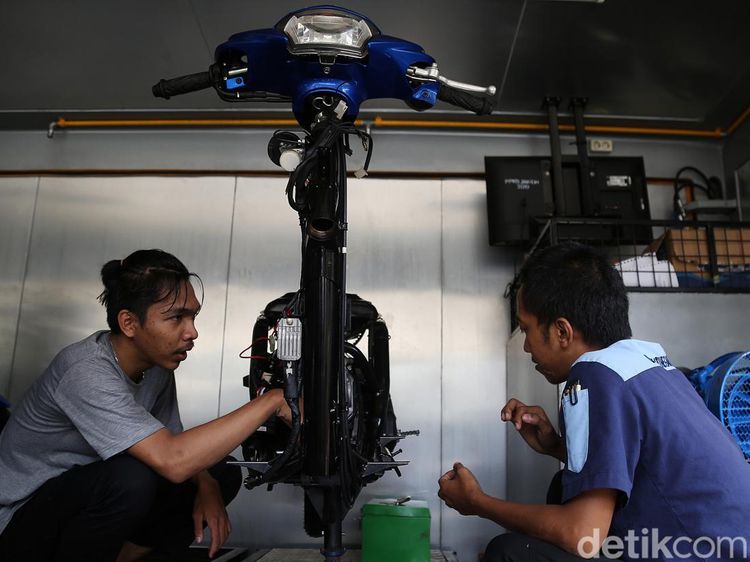 Warga Rusun Jatinegara Barat Diajari Perbengkelan dan Tune Up Motor