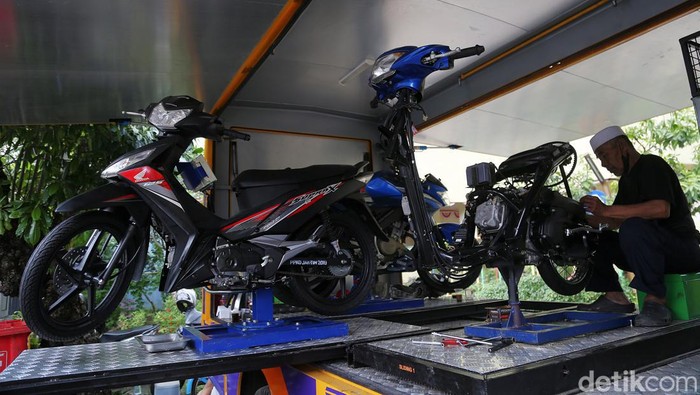 Pusat Pelatihan Kerja Daerah Jakarta Timur menggelar program pelatihan MTU (Mobile Training Unit) di Rusun Jatinegara Barat. Warga diajari servis dan tune up mesin motor.