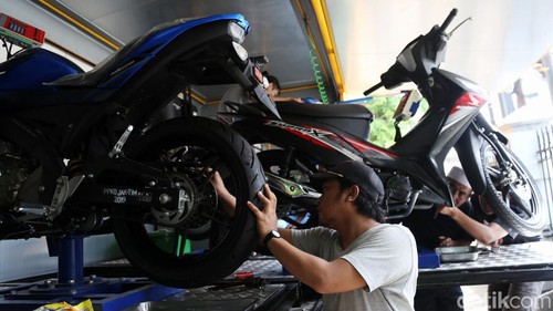 Pusat Pelatihan Kerja Daerah Jakarta Timur menggelar program pelatihan MTU (Mobile Training Unit) di Rusun Jatinegara Barat. Warga diajari servis dan tune up mesin motor.