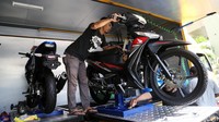 Warga mengetes motor yang telah diservisnya dalam program Mobile Training Unit.