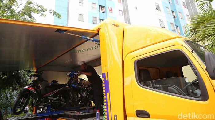 Pusat Pelatihan Kerja Daerah Jakarta Timur menggelar program pelatihan MTU (Mobile Training Unit) di Rusun Jatinegara Barat. Warga diajari servis dan tune up mesin motor.