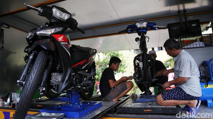 Pusat Pelatihan Kerja Daerah Jakarta Timur menggelar program pelatihan MTU (Mobile Training Unit) di Rusun Jatinegara Barat. Warga diajari servis dan tune up mesin motor.