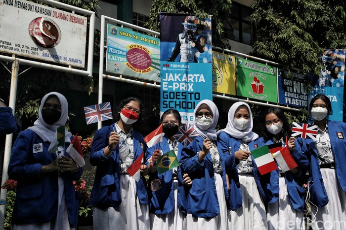 Dua buah mobil listrik mejeng di halaman sekolah di kawasan Jakarta Utara. Kehadiran mobil itu dalam rangka sosialisasi tentang Formula E dan energi terbarukan.