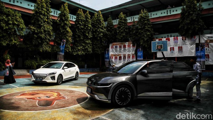 Dua buah mobil listrik mejeng di halaman sekolah di kawasan Jakarta Utara. Kehadiran mobil itu dalam rangka sosialisasi tentang Formula E dan energi terbarukan.
