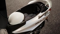 Dari segi desain, motor ini dirancang untuk kaum pria dan wanita. Memiliki bagasi yang cukup luas di bawah jok, serta dilengkapi fitur-fitur seperti sistem Start & Stop System (SSS). Fitur lain pada motor ini ada panel instrumen dengan layar LCD digital dikombinasikan dengan analog. Foto: Yamaha