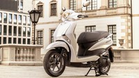 Berbeda dengan Fino dan Fazzio, Yamaha Delight 125 mengusung desain ala Piaggio Medley dengan lampu utama yang membulat dan besar, serta lampu sein yang memanjang di kedua ujung sayap. Foto: Yamaha