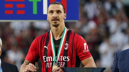 REGGIO NELLEMILIA, ITALY - MAY 22: Zlatan Ibrahimovic celebrates at the end of the Serie A match between US Sassuolo and AC Milan at Mapei Stadium - Citta del Tricolore on May 22, 2022 in Reggio nellEmilia, Italy. (Photo by Pier Marco Tacca/AC Milan via Getty Images)