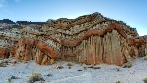 Taman Negara Bagian Red Rock Canyon menjadi lokasi di mana pemeran Dr Grant menjelaskan betapa menakutkannya raptor yang dideskripsikan sebagai kalkun setinggi 1,8 meter. Wisatawan bisa hiking ataupun berkemah di destinasi ini (Getty Images/iStockphoto)