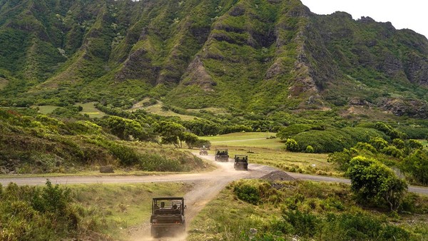 Dalam film Jurassic Park, Jurassic World, dan Jurassic World: Fallen Kingdom, peternakan Kualaoa, Oahu menjadi area dengan adegan penyerbuan. Di destinasi ini, wisatawan bisa ikut tur ATV, e bike, perahu sampai mencoba wahana Jurassic Valley Zipline. (Getty Images) Dalam film Jurassic Park, Jurassic World, dan Jurassic World: Fallen Kingdom, peternakan Kualaoa, Oahu menjadi area dengan adegan penyerbuan. Di destinasi ini, wisatawan bisa ikut tur ATV, e bike, perahu sampai mencoba wahana Jurassic Valley Zipline. (Getty Images)