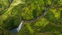 Air terjun Manawaiopuna dikenal juga sebagai Air Terjun Jurassic Park. Lokasi ini menjadi latar saat adegan lepas landas dan pendaratan helikopter. (Getty Images)