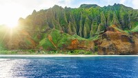 Pantai Na Pali di Kawai ditampilkan sebagai tempat di mana dinosaurus dibesarkan dan berkeliaran bebas. Di sini, wisatawan bisa naik perahu sewaan untuk lihat tebing yang tinggi atau tur nak helikopter. (Getty Images/iStockphoto)