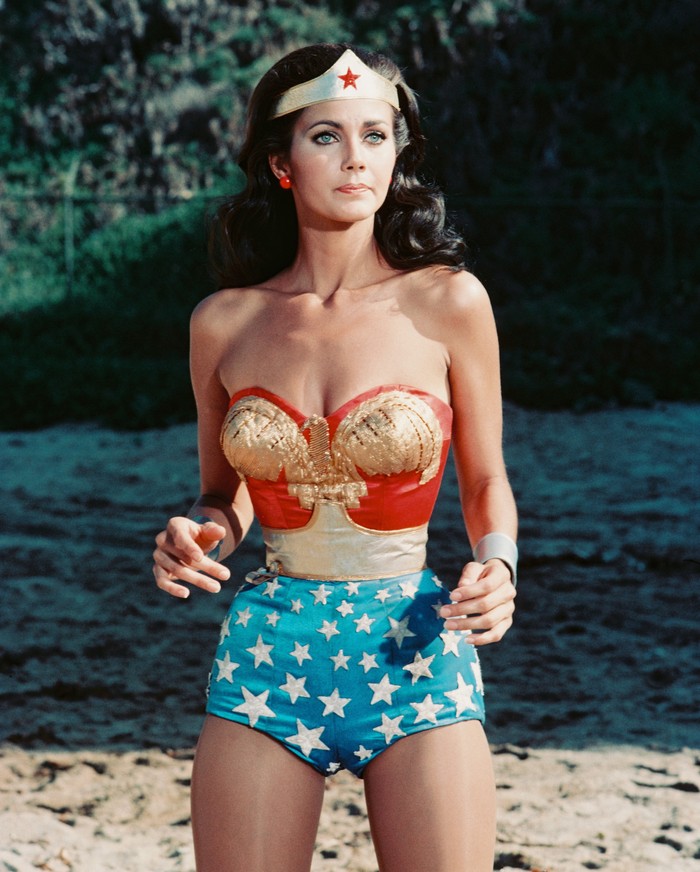 120357903 Lynda Carter, US actress, in costume in a publicity still issue for the US television series, 'Wonder Woman', circa 1977. The televsiion series, based on the DC Comics character, starred Carter as 'Wonder Woman'. (Photo by Silver Screen Collection/Getty Images)