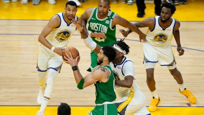 SAN FRANCISCO, CALIFORNIA - JUNE 02: Jayson Tatum #0 of the Boston Celtics drives to the basket against Kevon Looney #5 of the Golden State Warriors during the fourth quarter in Game One of the 2022 NBA Finals at Chase Center on June 02, 2022 in San Francisco, California. NOTE TO USER: User expressly acknowledges and agrees that, by downloading and/or using this photograph, User is consenting to the terms and conditions of the Getty Images License Agreement. (Photo by Thearon W. Henderson/Getty Images)