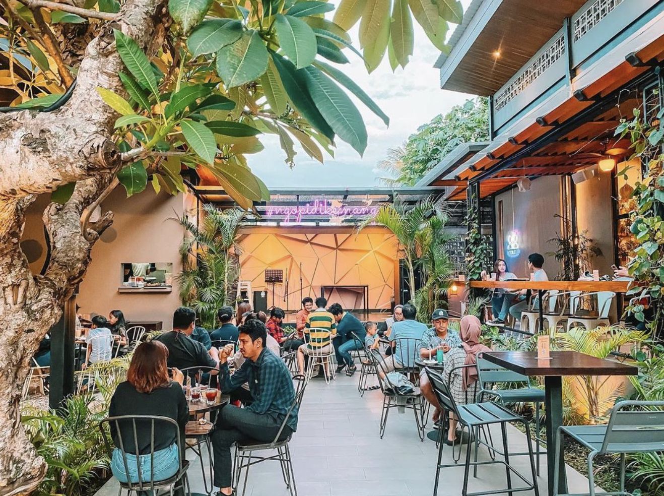 5 Kafe Hits di Kemang, Tawarkan Durian hingga Suasana Kolam Renang