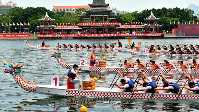 XIAMEN, CHINA - JUNE 02: Contestants participate in the 2022 Cross-Straits Dragon Boat Race to celebrate the upcoming Dragon Boat Festival on June 2, 2022 in Xiamen, Fujian Province of China. The race kicks off on June 2 at Dragon Boat Pond in Xiamen's Jimei district, with 24 dragon boat teams from Chinese mainland and 17 from Taiwan. (Photo by Lyu Ming/China News Service via Getty Images)