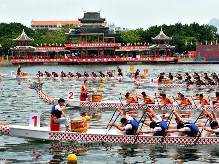 Adu Cepat Perahu Naga Lintasi Selat Taiwan