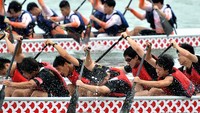 Lomba ini terbagi dalam lomba lari lurus 300 meter dan tarik tambang perahu naga Tiongkok.