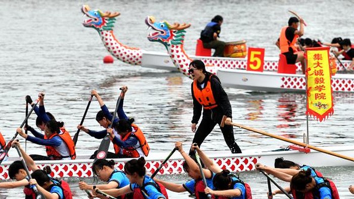 XIAMEN, CHINA - JUNE 02: Contestants participate in the 2022 Cross-Straits Dragon Boat Race to celebrate the upcoming Dragon Boat Festival on June 2, 2022 in Xiamen, Fujian Province of China. The race kicks off on June 2 at Dragon Boat Pond in Xiamens Jimei district, with 24 dragon boat teams from Chinese mainland and 17 from Taiwan. (Photo by Lyu Ming/China News Service via Getty Images)