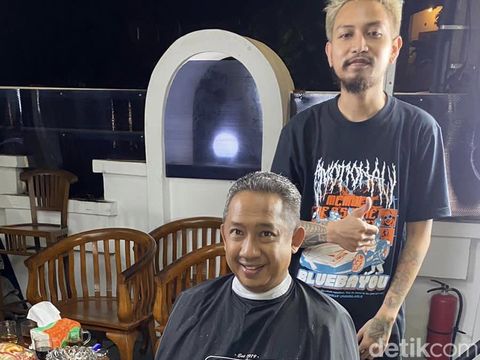 Agung Prasetya usai memangkas rambut dari Wali Kota Bandung Yana Mulyana