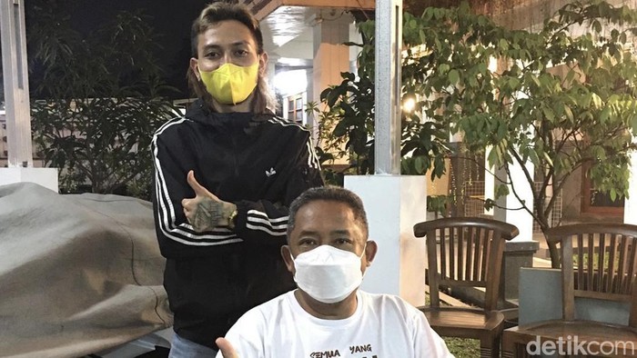Agung Prasetya usai memangkas rambut dari Wali Kota Bandung Yana Mulyana