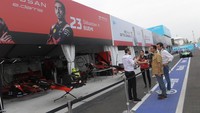 Gubernur DKI Jakarta Anies Baswedan (kedua kanan), bersama Chief Championship Officer Formula E Alberto Longo (kanan) berbincang dengan ofisial tim Nissan E. Dams di Jakarta International E-Prix Circuit (JIEC), Jakarta, Jumat (3/6/2022). 