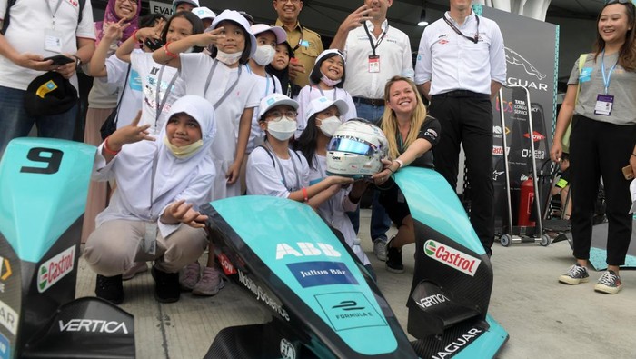 ANIES PANTAU PERSIAPAN JELANG BALAP FORMULA E JAKARTA Gubernur DKI Jakarta Anies Baswedan (tengah) bersama Chief Championship Officer Formula E Alberto Longo (ketiga kanan) berfoto bersama sejumlah murid TK saat meninjau paddock tim balap Formula E di Jakarta International E-Prix Circuit (JIEC), Jakarta, Jumat (3/6/2022). Kunjungan Anies tersebut untuk memastikan kesiapan penyelenggara jelang ajang balap Formula E Jakarta pada Sabtu, 4 Juni 2022. ANTARA FOTO/Indrianto Eko Suwarso/rwa.