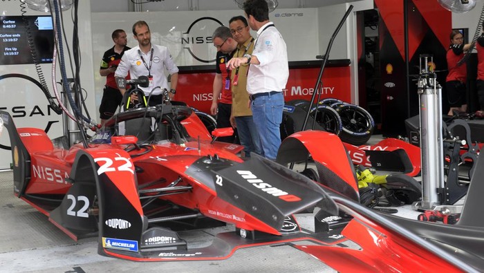Gubernur DKI Jakarta Anies Baswedan (tengah) bersama Chief Championship Officer Formula E Alberto Longo (ketiga kanan) berfoto bersama sejumlah murid TK saat meninjau paddock tim balap Formula E di Jakarta International E-Prix Circuit (JIEC), Jakarta, Jumat (3/6/2022). Kunjungan Anies tersebut untuk memastikan kesiapan penyelenggara jelang ajang balap Formula E Jakarta pada Sabtu, 4 Juni 2022. ANTARA FOTO/Indrianto Eko Suwarso/rwa.