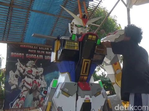 Anwar Maulana (42), warga Subang yang membuat figur Gundan berukuran jumbo di Subang