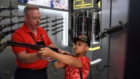 NRA sangat melawan segala bentuk kontrol senjata. Mereka berpendapat bahwa lebih banyak senjata membuat negara lebih aman. Menurut NRA, konstitusi memberi warga AS hak untuk memanggul senjata tanpa pengawasan pemerintah.