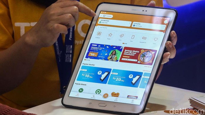 Kecanggihan teknologi bikin proses transaksi ekonomi kian mudah dengan pembayaran digital. Tak cuma uang tunai, belanja di warung kini bisa melalui EDC dan QRIS