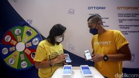 Saat ini OttoPay telah mengajak puluhan ribu UMKM terutama warung dan toko kelontong untuk bertransaksi secara digital dan juga lebih dari 40 ribu mitra bisnis modern telah menikmati layanan solusi pembayaran digital.